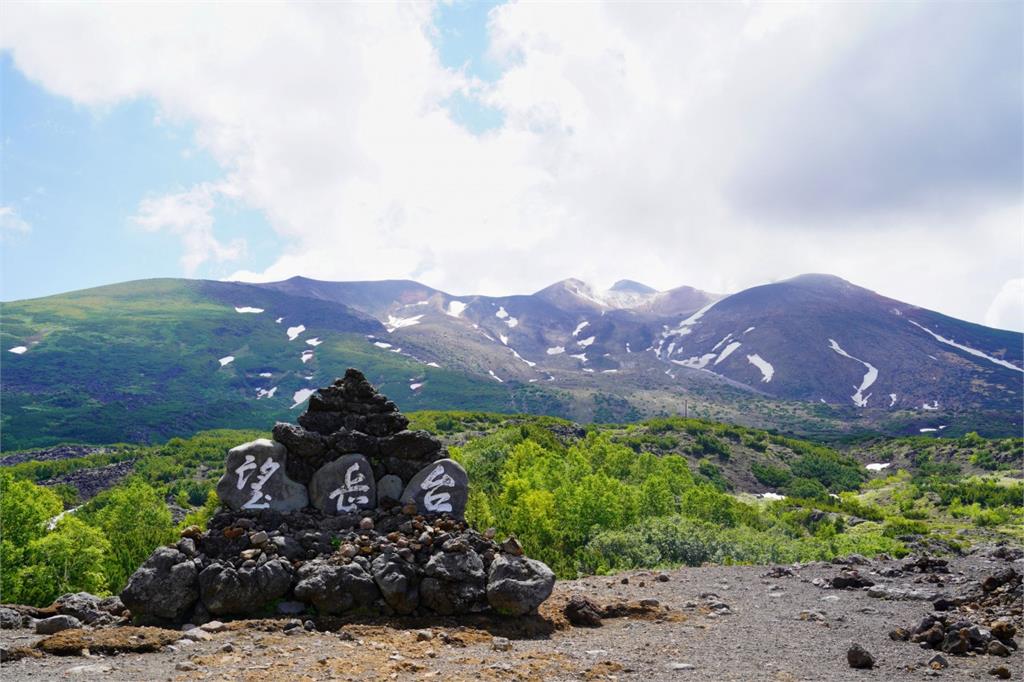 快新聞／北海道十勝岳火山噴發了！現場狂搖45秒　驚悚黑煙冒出畫面曝