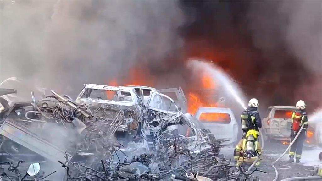 爆炸聲不斷！　基隆廢車場上百輛汽機車陷火海　濃煙數公里外可見　山區水源不足搶救困難