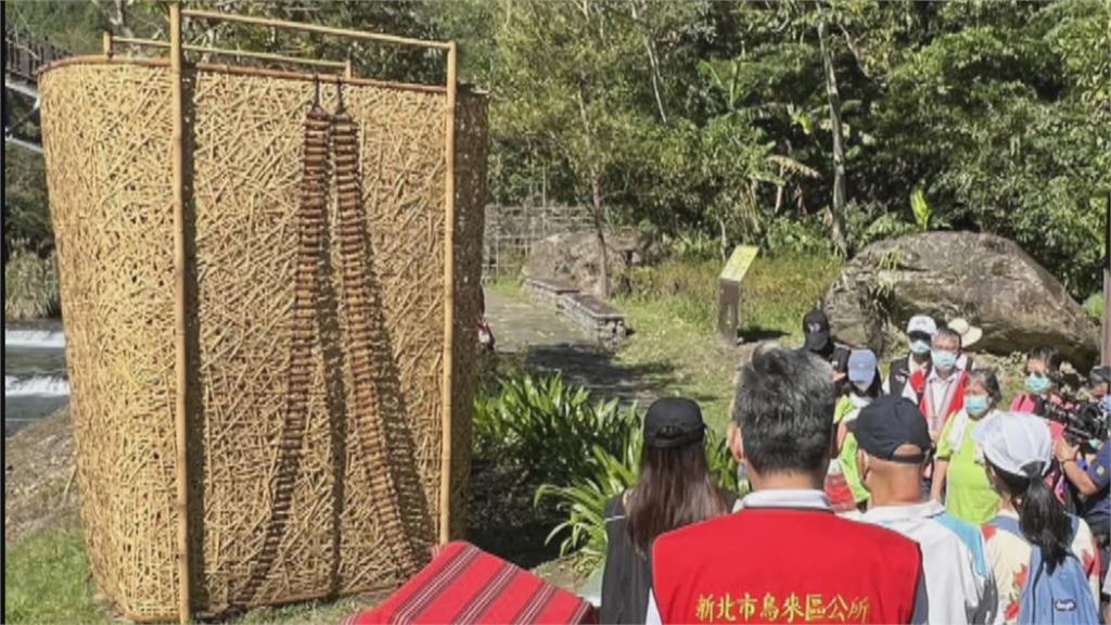 烏來蝴蝶公園「背簍」裝置藝術　造價近百萬揭牌10天被縱火