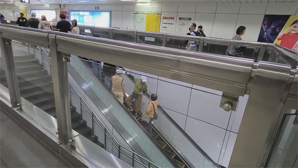 飆速阿公!電動車騎進車廂 高雄捷運:代步車並無違規