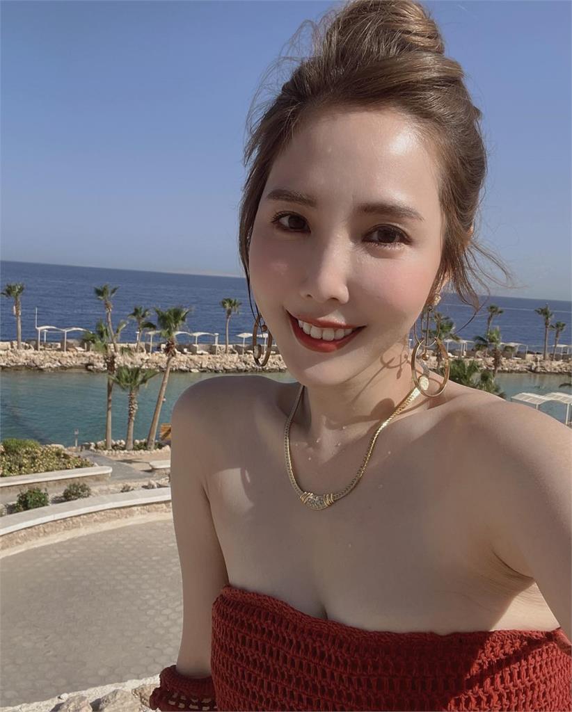 前美女主播「尾牙狂撈10場」!辣曬「火紅戰袍」化身性感紅辣椒