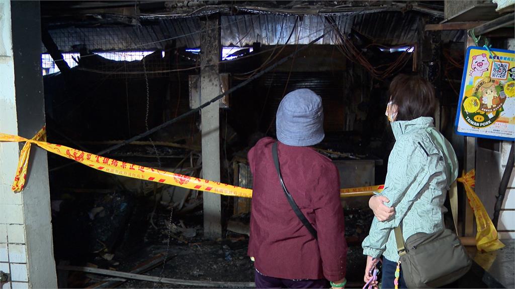 桃園南門市場大火後收拾殘局!攤商喊財損達百萬 豬肉攤營業遙遙無期