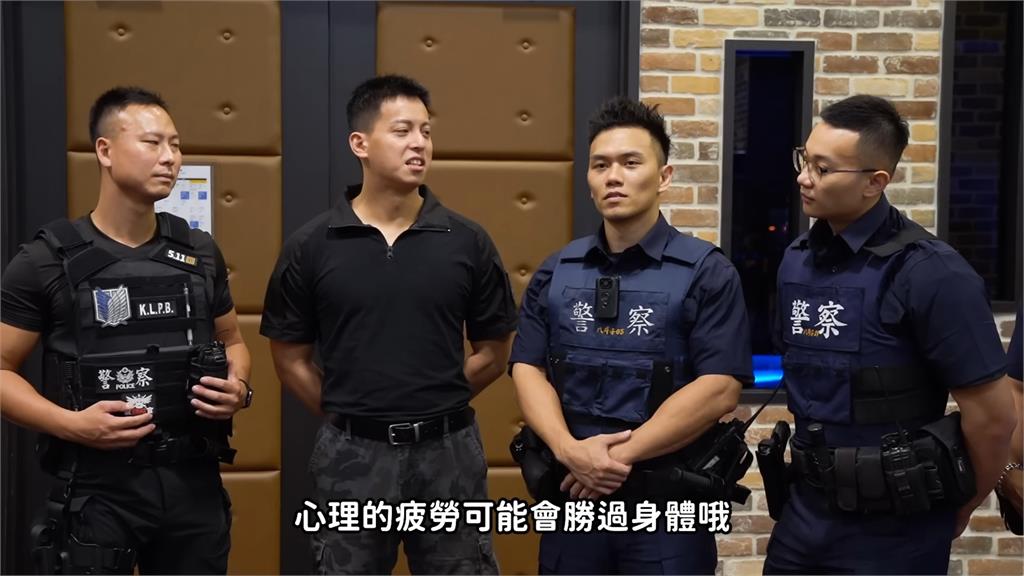 健身網紅和員警PK體能 「穿15公斤裝備」跑20公尺他驚:非常痛苦