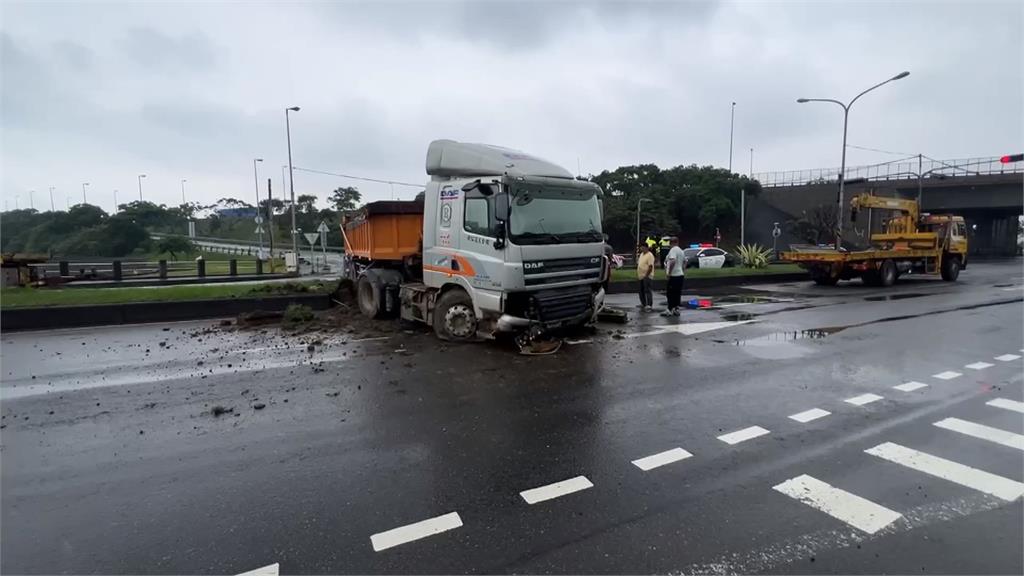 打滑釀撞! 台中公車「打水漂撞牆」 苗栗砂石車失控卡分隔島