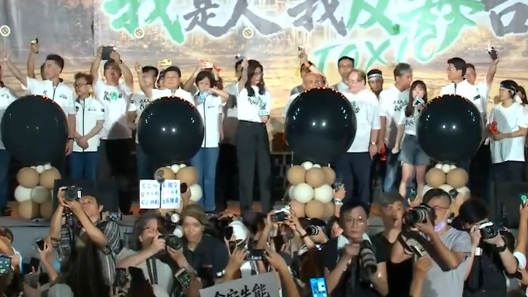 說好的大團結？鄭麗文刺氣球「這3人已快閃」民眾收椅子往遊覽車移動