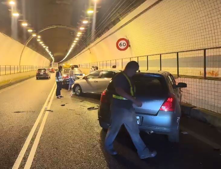 基隆大業隧道3車追撞！　白車遭「前後夾擊」一度回堵5公里