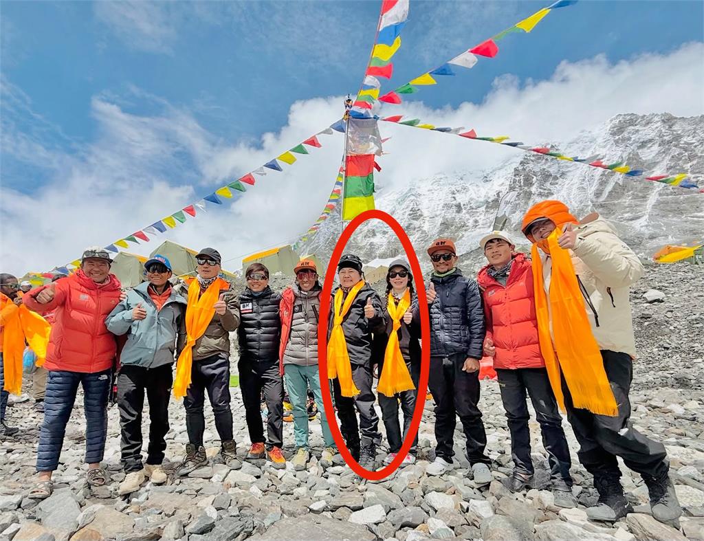 眭澔平登聖母峰命危60hrs!「登山女神」曾格爾火辣美照成反差掀熱議