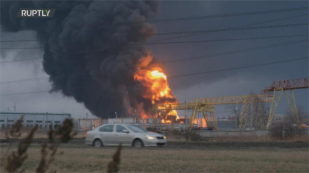 烏克蘭跨境轟炸俄羅斯儲油槽　爆炸起火烈焰竄天