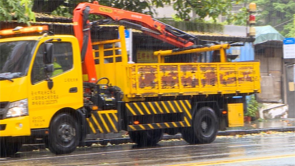 台北市狂刮10級風! 內湖成功路圍籬倒塌壓壞機車