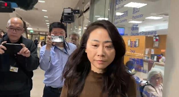 快新聞/應曉薇3000萬交保金籌到了!律師現身台銀繳錢 清點錢磚畫面曝