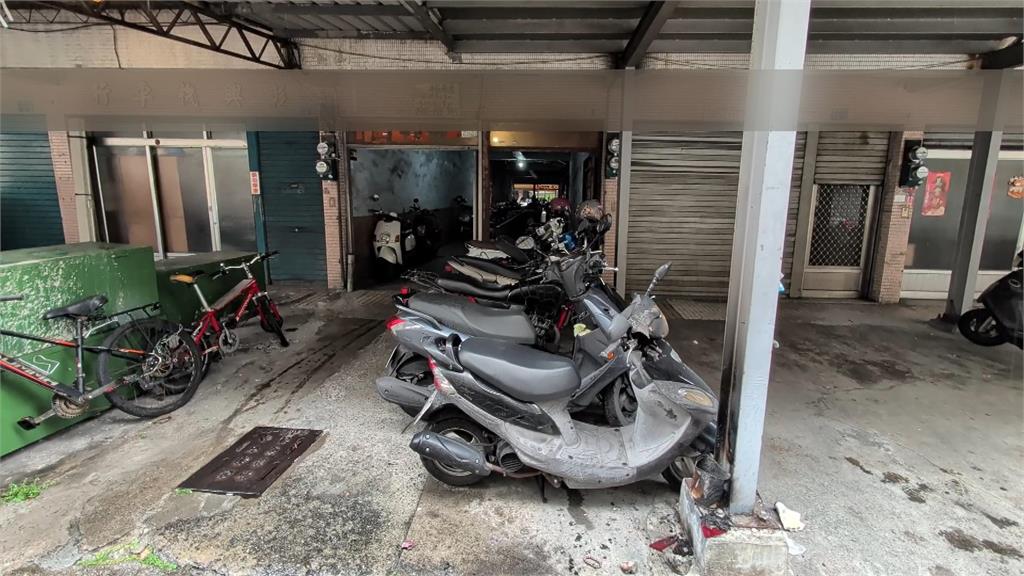 高雄鼓山停車棚深夜火警 受害車主:愛車疑遭縱火