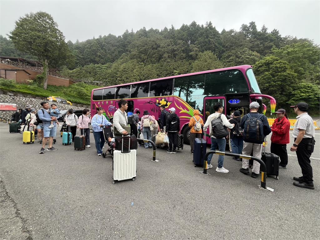 快新聞／阿里山列車出軌！「森里號」卡鐵道害路線中斷　林鐵局祭補償方案