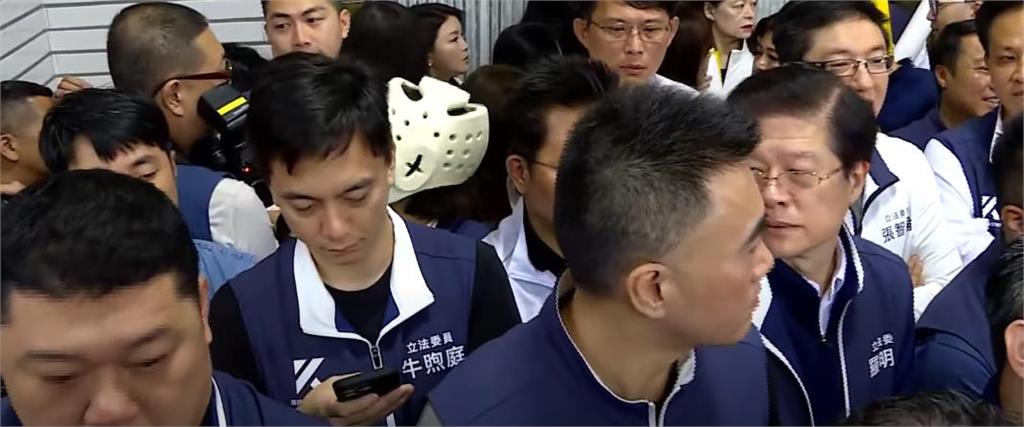 快新聞/藍白議場外又再築「人牆」 傅崐萁喊話賴清德:不要鼓動民眾