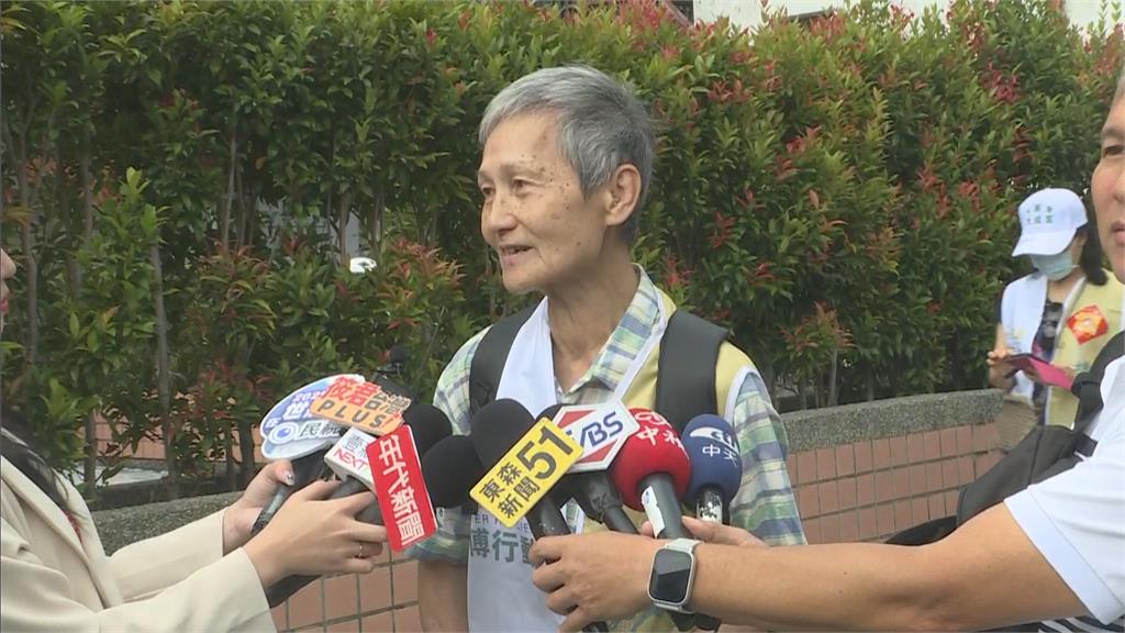 葉春蓮挺罷傅!連3天街頭鞠躬「從早站到晚」當地人看哭:怎能不感動?