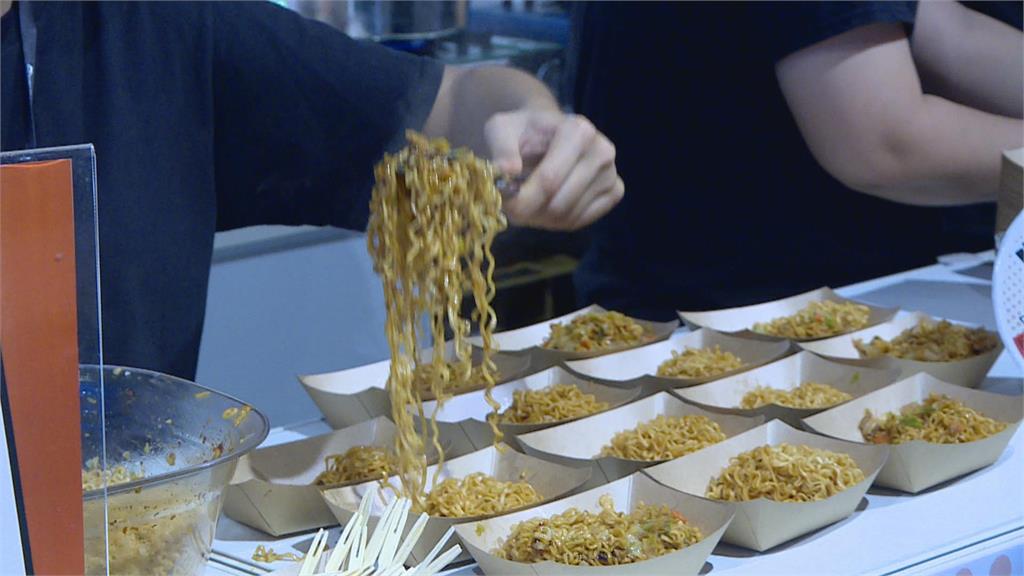 食品大廠合作社群平台辦活動 貼便條紙爆料「換泡麵」