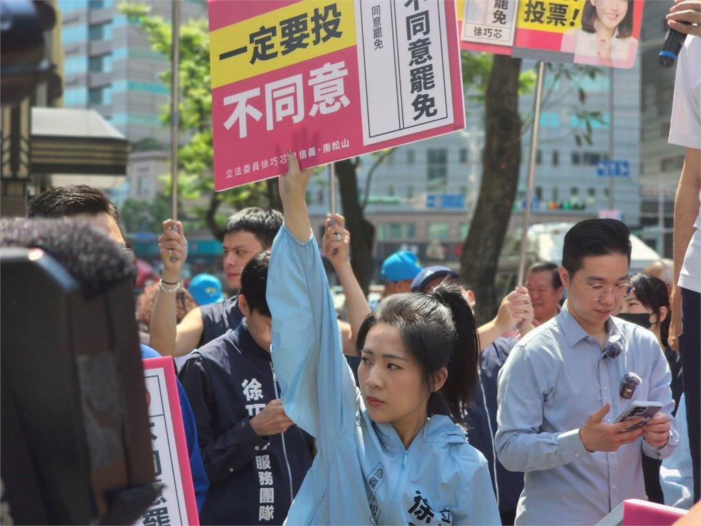 徐巧芯「緊貼C位朱立倫」蹭版面翻車!網一看「同框秦慧珠」笑瘋:後勁好強