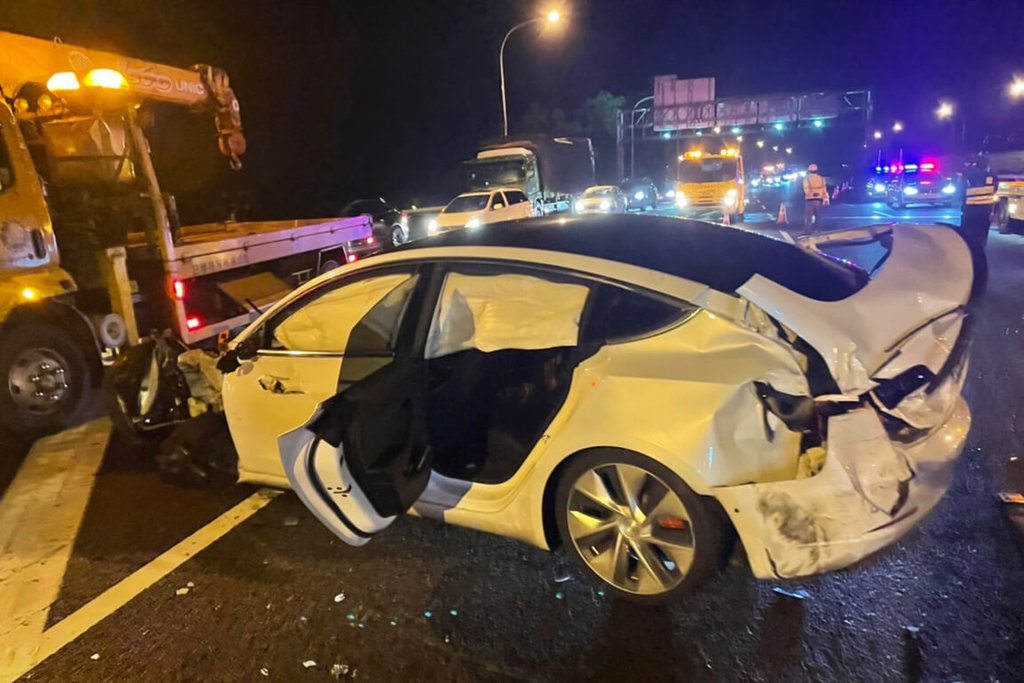 特斯拉與BMW國道撞工程車　事故釀1死2傷