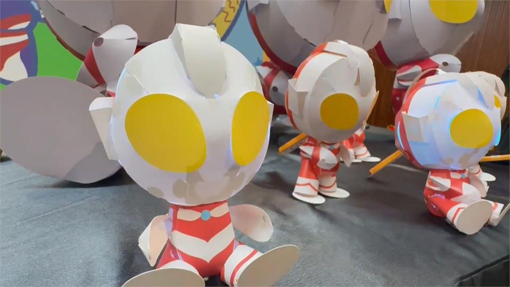 陳三歲上線！陳其邁拆布置搶玩特大號超人提燈　猛虧賴瑞隆有福氣