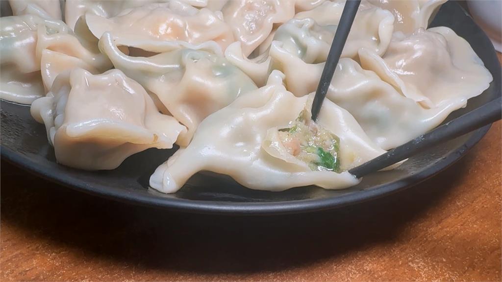 內餡紮實粒粒飽滿湯汁　青島餃子店常高朋滿座