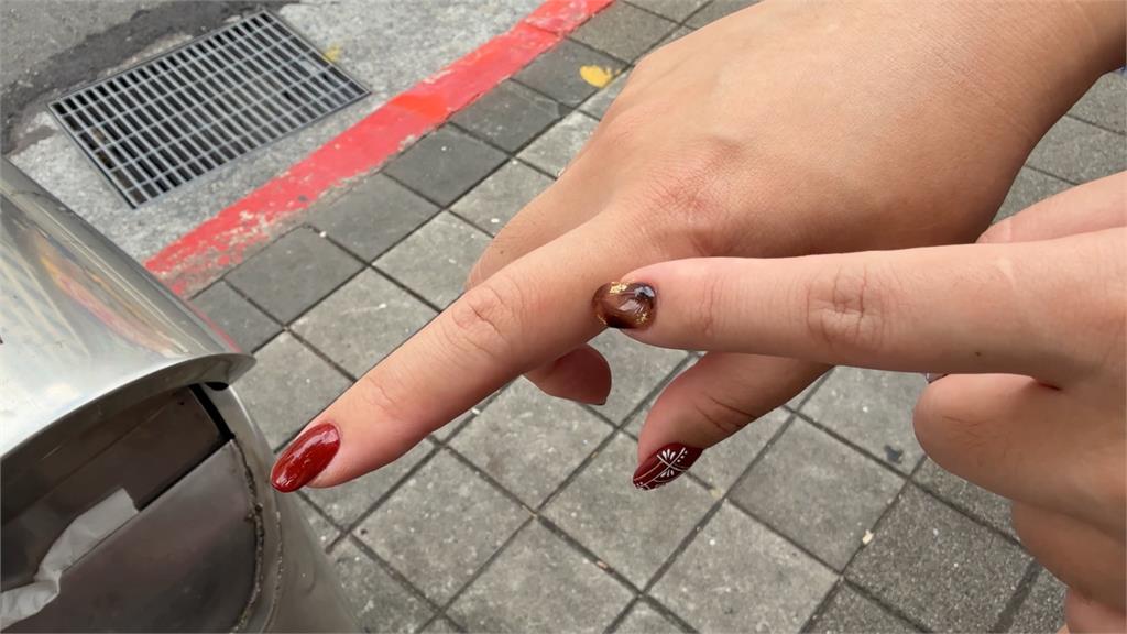 北市垃圾桶防鼠　試辦"加擋板"遭怨　記者實測手被夾紅腫