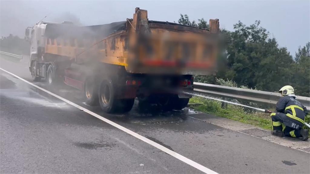 倒退嚕　遊覽車失去動力　先撞轎車.再撞BRT站體