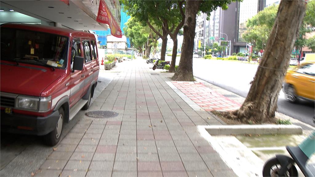 學生溜滑板跌倒!「滑板闖入總統車隊」前導重機按喇叭提醒
