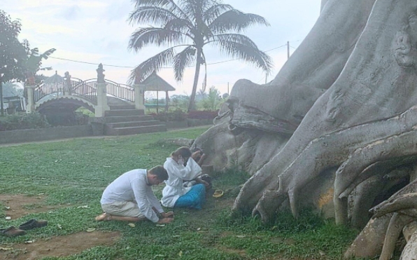 俄網紅全裸趴「700年聖樹」引眾怒！遭峇里島驅逐出境：拒絕無禮的遊客