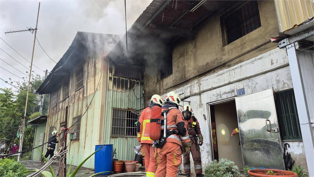 快新聞／爆炸聲嚇醒整條巷！新竹民宅驚傳火警　濃煙狂竄畫面曝光