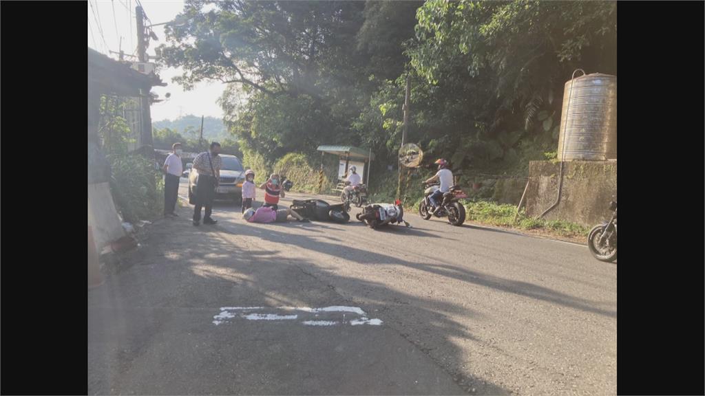 沒注意來車... 員警撞上機車 母女檔癱坐地上送醫
