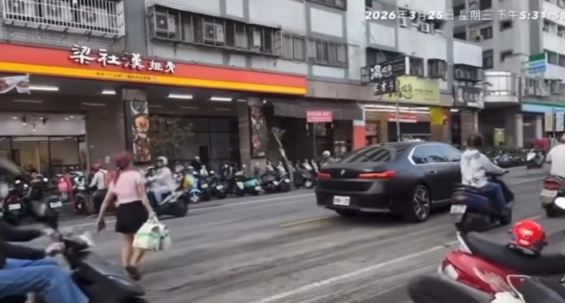 太誇張！台中BMW女「為買飲料」車停路中央　網怒噴：錢買不到腦子