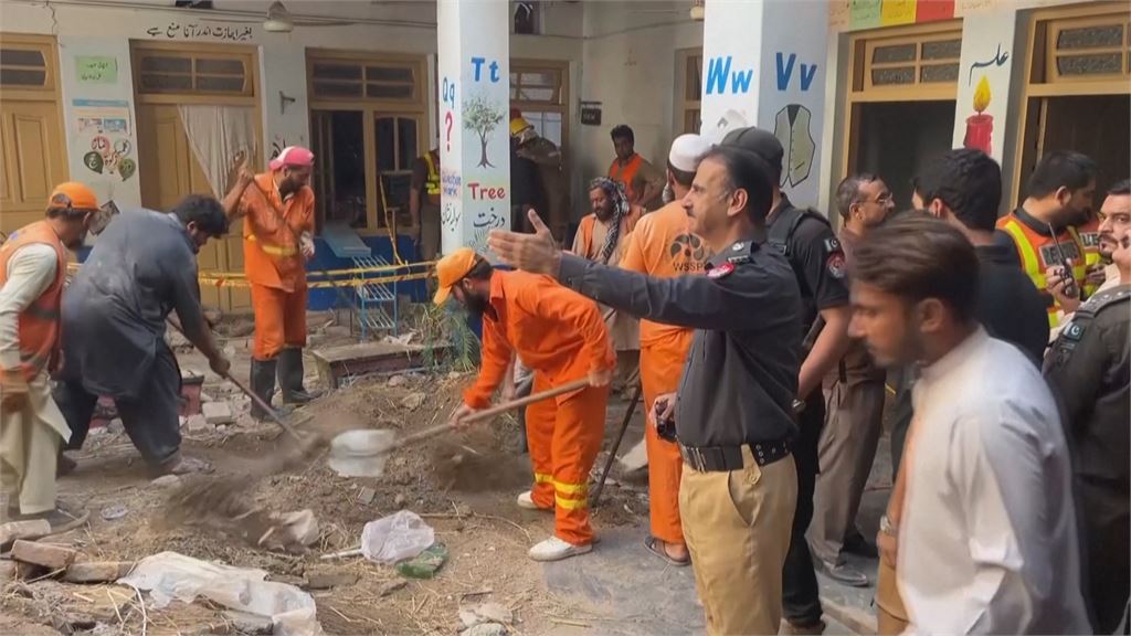 上課到一半屋頂突坍塌！　巴基斯坦校園釀35死50傷