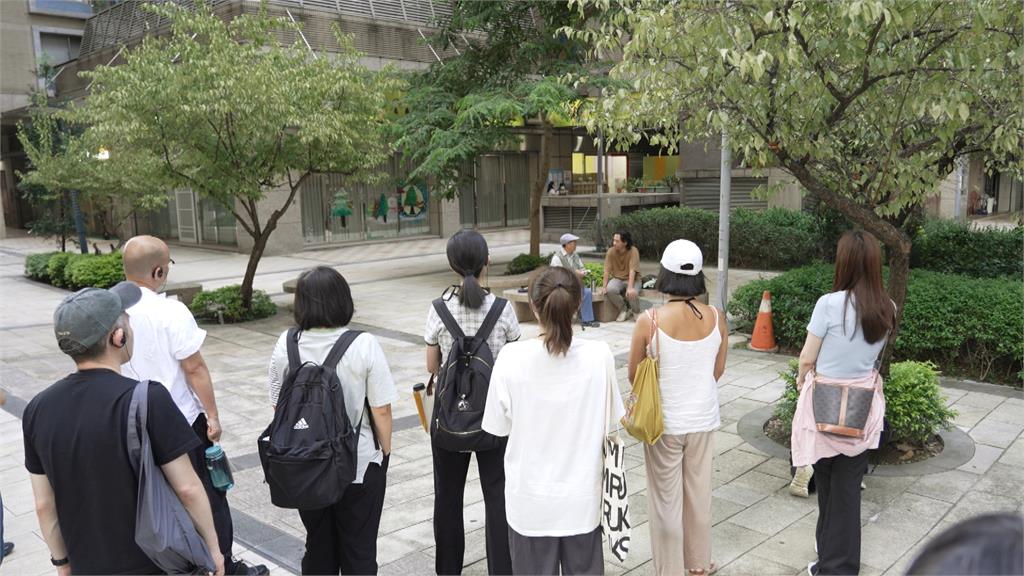 異言堂/街頭變舞台! 遊走劇帶觀眾走進失智現場