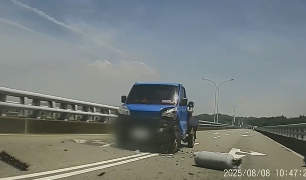 有驚無險父親節！轎車遭滿載瓦斯貨車追撞　乘客嚇壞驚聲尖叫