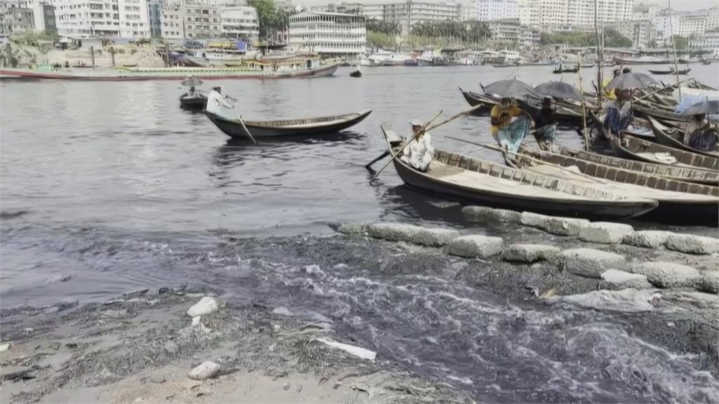 家庭污水、工業廢水污染　孟加拉命脈成「餿水河」