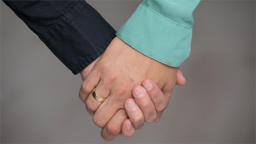 要不要當我的小女友…判5月定讞！女藥師遭院長二度「緊抱捏臀、猥褻狂聞味」