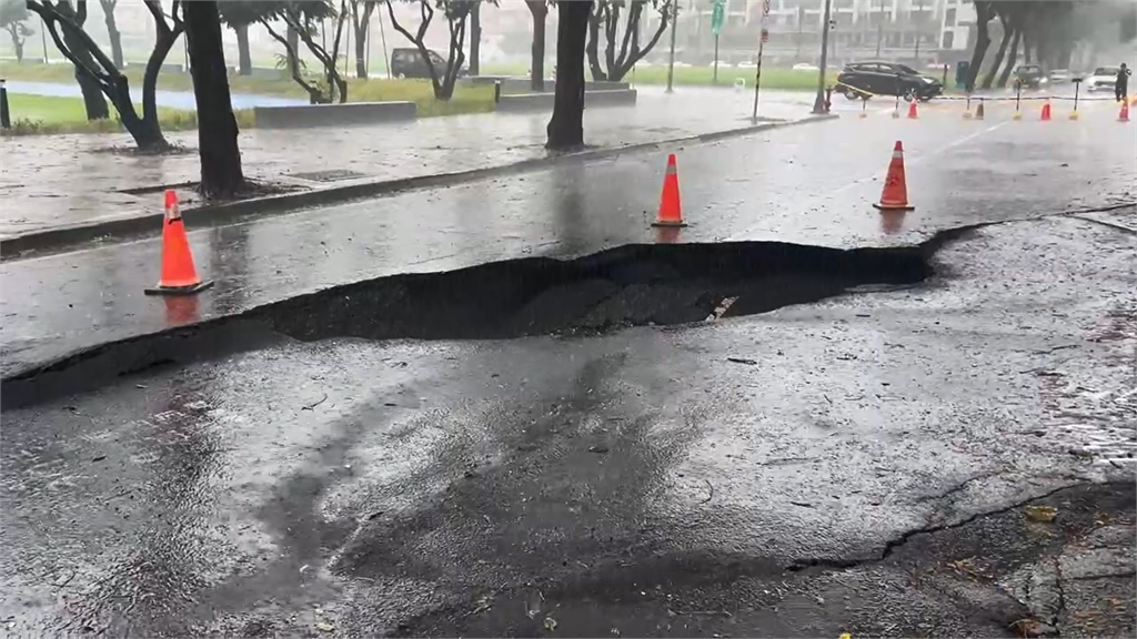 最新／裂開！高雄大學旁驚見「巨大坑洞」　路基碎石全露「道路封閉」