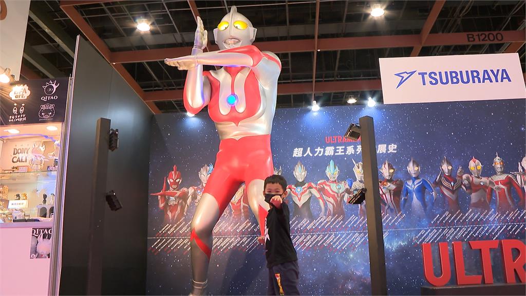 玩具展端午湧人潮! 父子三人童心未泯 合影心愛玩具公仔
