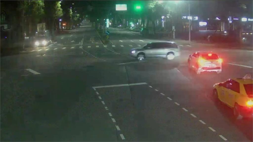 新北警匪追逐！疑毒駕撞警車　副駕落網、駕駛棄車逃逸