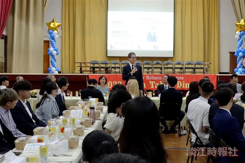 【淡江傳真】復刻蘭陽大一開學儀式　高桌餐會淡水舉杯