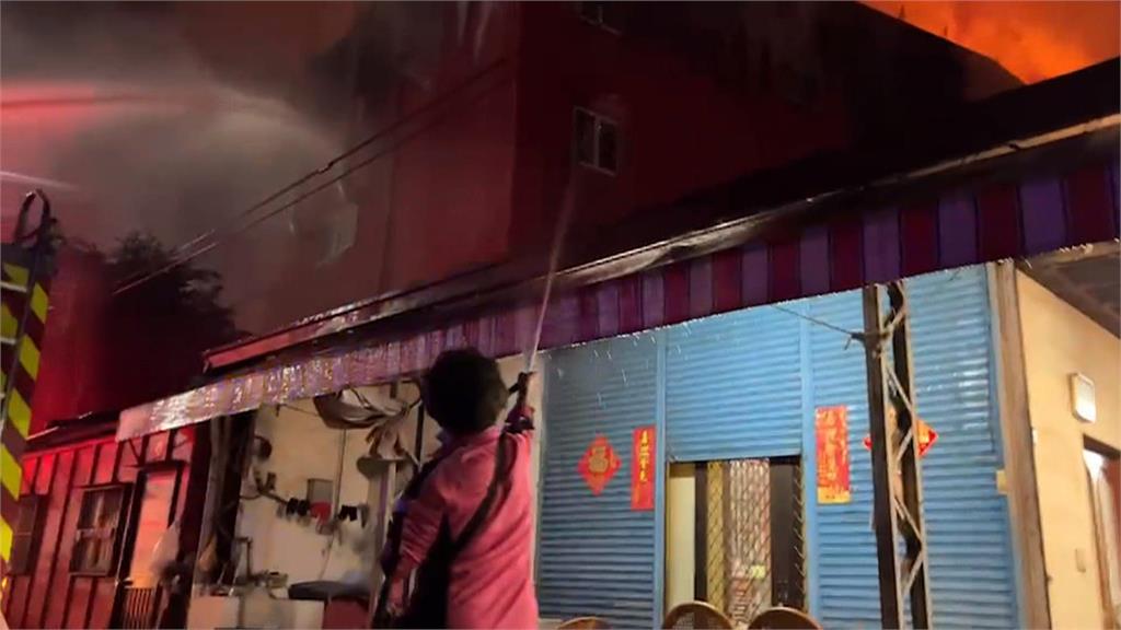 知名肉品供應商富統失火!殘火難滅 警消徹夜灌救2千平方公尺全毀