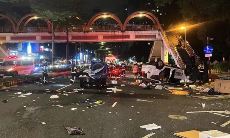快新聞／板橋深夜車禍「小貨車迴轉對撞轎車」2車翻覆　現場遍地殘骸