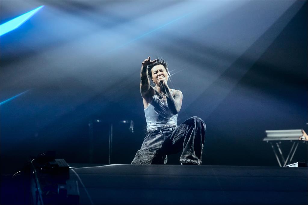 Marz23重要里程碑! 首次以個人身份攻蛋 與歌迷玩人體衝浪