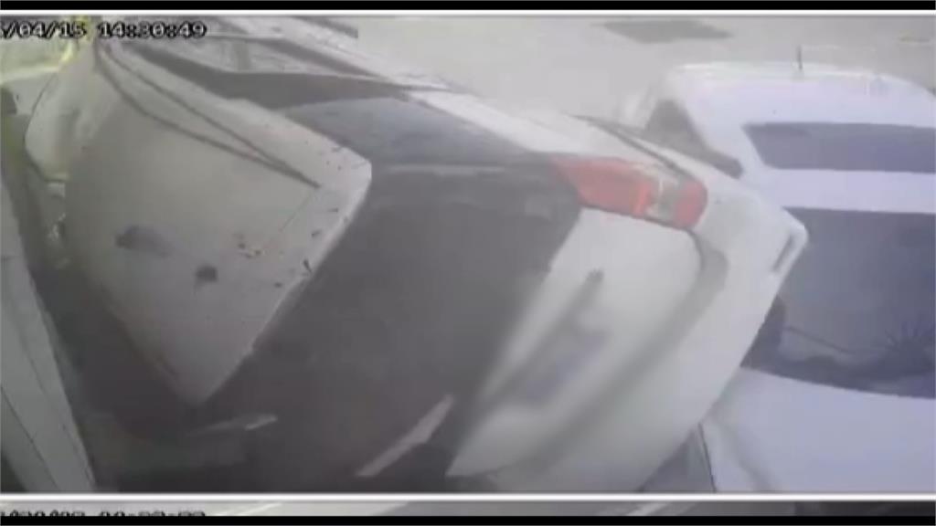 彰化路口車禍休旅車翻覆波及檳榔攤 駕駛竟負傷落跑遭警追緝