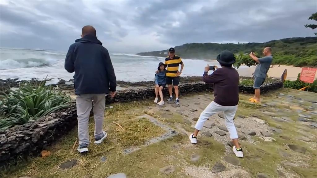 墾丁南灣驚見衝浪客衝浪　恆春停車場積水車主移車