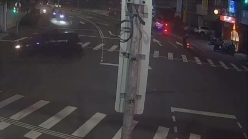 轎車過彎失控打滑撞上路邊轎車和摩托車 場面驚險