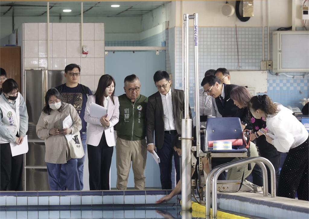 快新聞/吳沛憶、張廖萬堅考察學校體育建設 力挺基層棒壘球與游泳好手