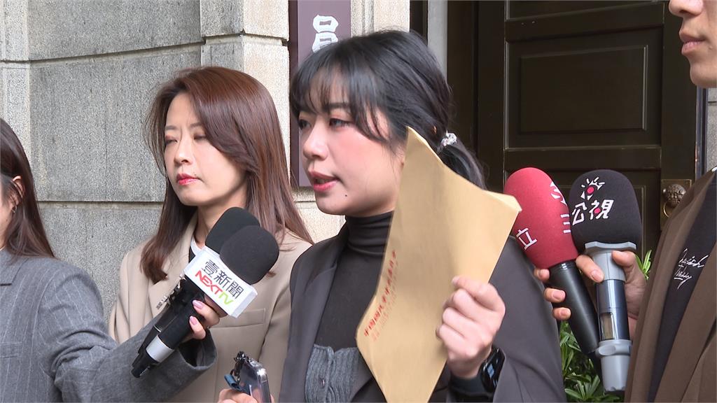 藍反罷免出奧步? 罷團志工「阿美」遭洩個資哽咽:不退縮