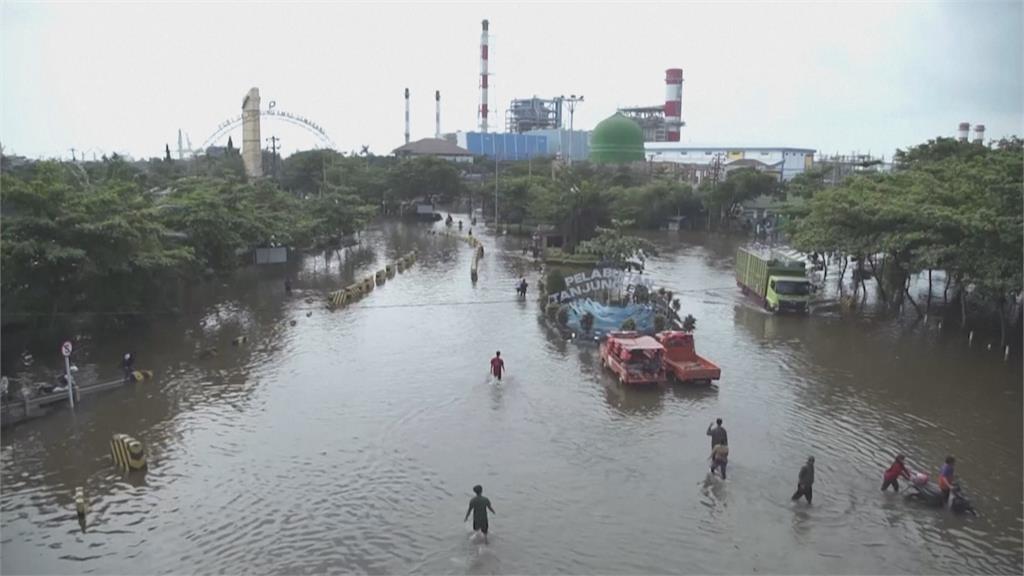 印尼洪災釀死傷　蘇門答臘島逾4萬人受影響