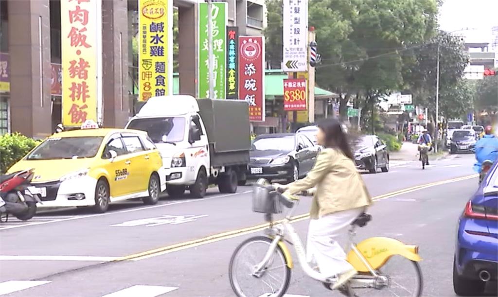 不滿轎車未禮讓！　暴怒男「怒推YouBike」釀擦撞轎車