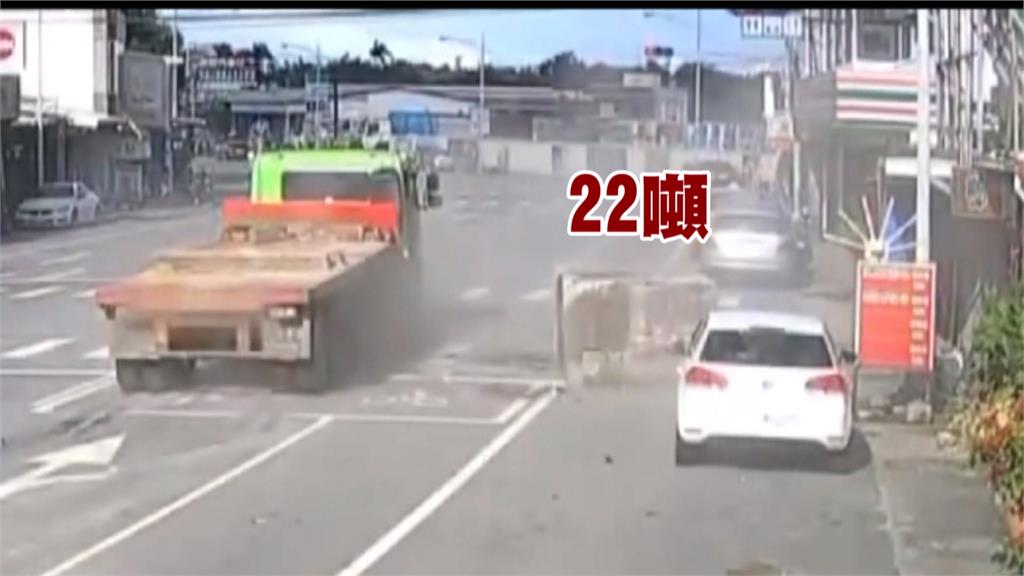 驚險！花蓮拖板車疑急煞　22噸大理石滾落險砸人車